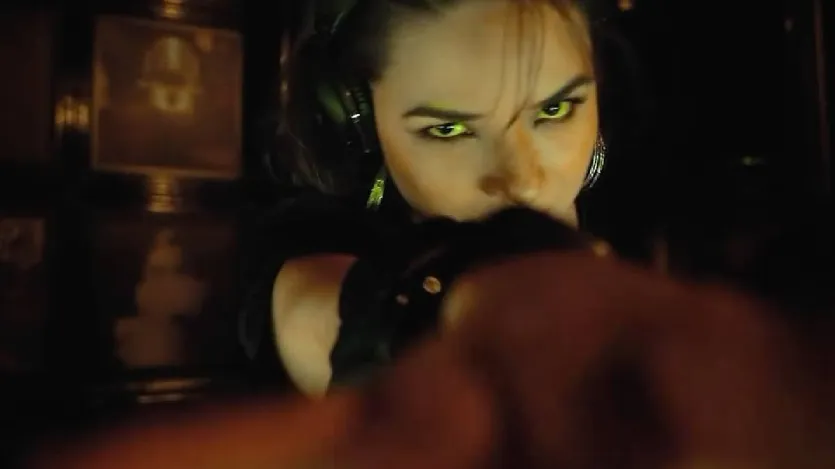 मोहित सूरी ने बॉलीवुड अभिनेत्री उदिता गोस्वामी से शादी की है, जिन्होंने जॉन अब्राहम के साथ 'पाप' और इमरान हाशमी के साथ 'अक्सर' और 'जहर' जैसी फिल्मों में काम किया, जो उनके रियल लाइफ जेठ हैं। जी हां, इमरान हाशमी और मोहित सूरी असल जिंदगी में कजिन हैं। अपनी शुरुआती फिल्मों से ही उदिता गोस्वामी ने खूब सुर्खियां बटोरीं।