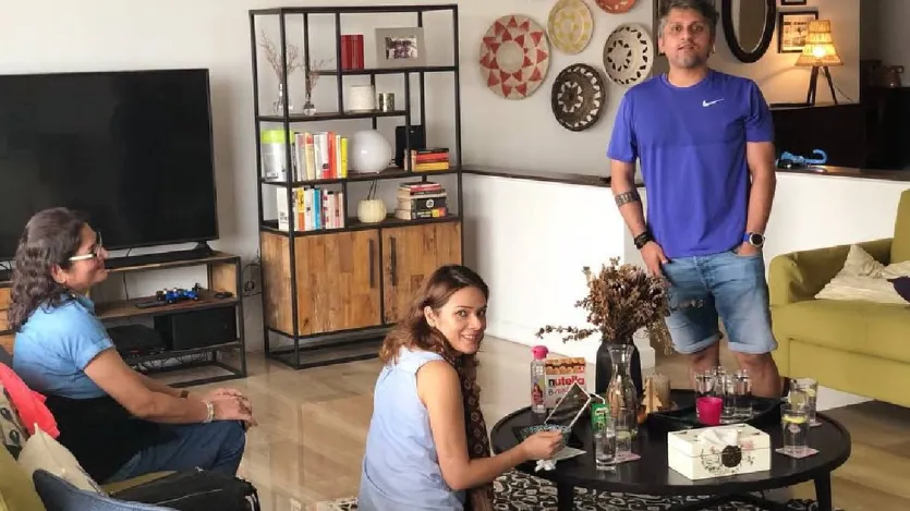 मोहित ने कहा - 'मैं एक जूस सेंटर के बाह बैठा था और पाप के होर्डिंग्स देख रहा था और अपने दोस्त से कहा- मैं इसी लड़की से शादी करूंगा। मुझे पता नहीं था कि वह कौन हैं, बस मैंने कह दिया था। मुझे लगता है कि यूनिवर्स ने मेरी बात सुन ली।'