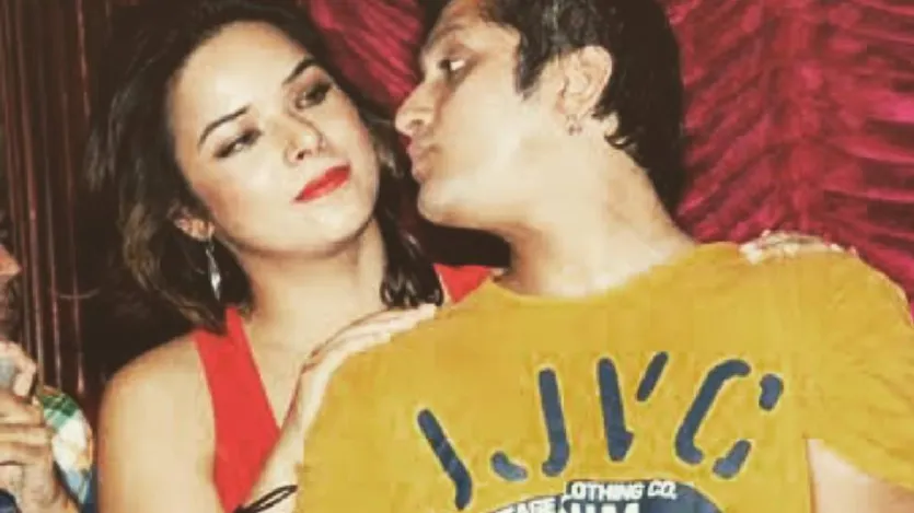 मोहित सूरी ने हाल ही में एनडीटीवी युवा कॉनक्लेव में बातचीत के दौरान उदिता गोस्वामी के साथ अपनी लव स्टोरी के बारे में बात की और खुलासा किया कि एक बिलबोर्ड में उदिता को देखने के बाद वह उन पर अपना दिल हार गए थे और तभी फैसला कर लिया था कि वह उन्हीं से शादी करेंगे।