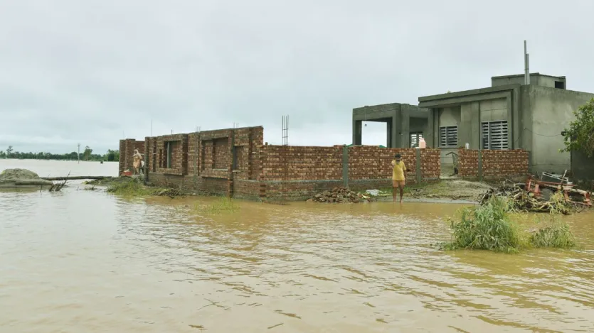 इस प्राकृतिक आपदा ने 37 जिंदगियां छीन ली हैं और 3.5 लाख से ज्यादा लोग बेघर हो गए हैं। पंजाब के सभी 23 जिले पानी में समा गए हैं और 1,655 गांव अब सिर्फ एक झील का हिस्सा बन गए हैं।