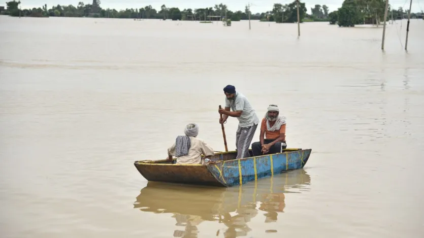 पंजाब में आज हल्की बारिश होने की संभावना जताई गई है। आज अधिकतम तापमान 29°C के आसपास रहने की उम्मीद है।