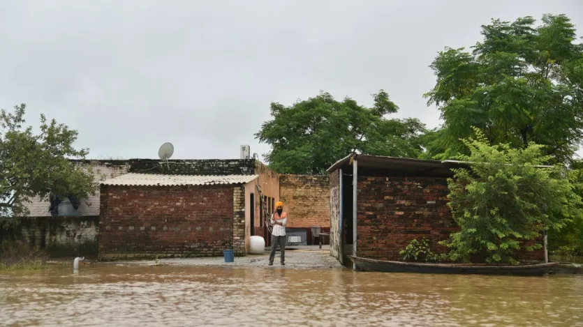 पंजाब के सभी स्कूल, कॉलेज और विश्वविद्यालय 7 सितंबर तक के लिए बंद कर दिए गए हैं। वहीं, भाखड़ा डैम में पानी का स्तर 1677.84 फीट तक पहुंच चुका है, जो अधिकतम क्षमता 1680 फीट के बेहद करीब है।