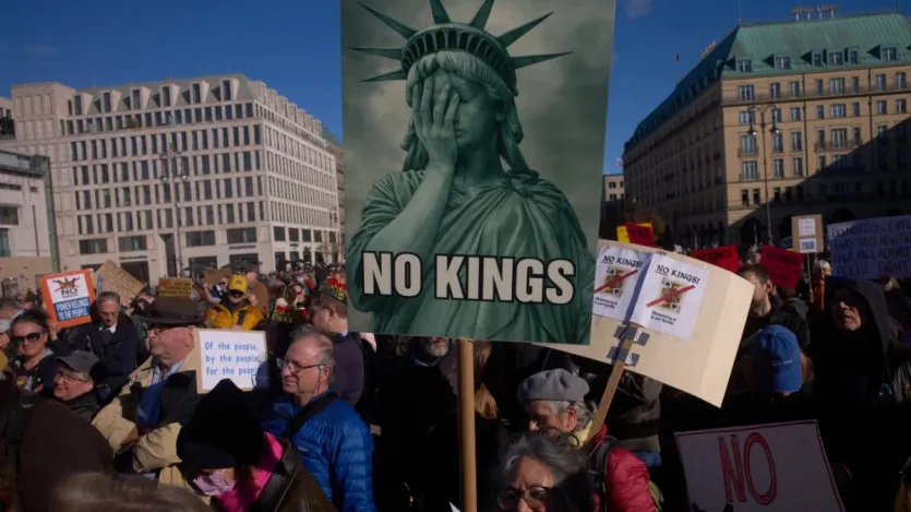 नो किंग्स प्रोटेस्ट ने सिर्फ अमेरिका में ही नहीं, बल्कि पूरी दुनिया में खलबली मचा दी है।