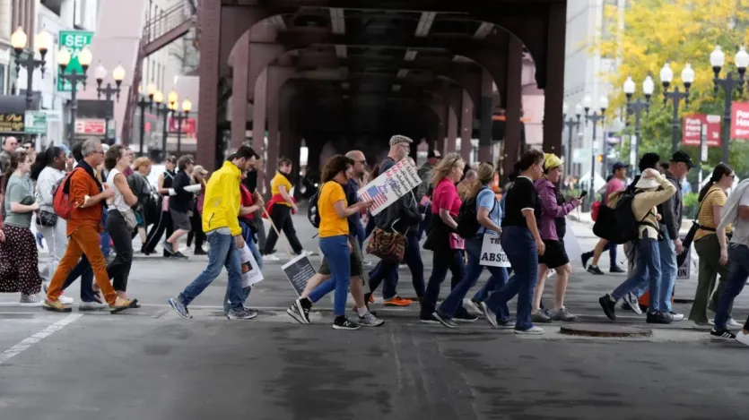 जनता ट्रंप को इस बात का एहसास दिला रही है कि कोई भी एक व्यक्ति अमेरिका का राजा नहीं है। 