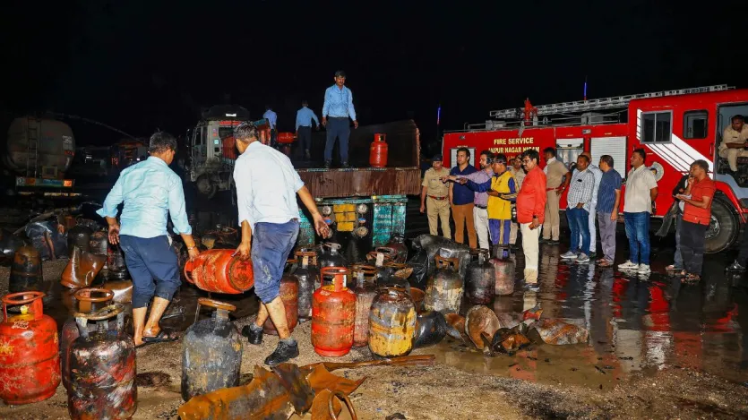 मुख्यमंत्री भजनलाल शर्मा के निर्देश पर उपमुख्यमंत्री प्रेमचंद बैरवा स्थिति का जायजा लेने के लिए घटनास्थल पर पहुंचे। सीएम भजनलाल शर्मा ने X पर लिखा, “जयपुर ग्रामीण के मोजमाबाद थाना क्षेत्र में जयपुर–अजमेर राष्ट्रीय राजमार्ग पर गैस सिलेंडरों से भरे ट्रक में आग लगने की दुर्घटना अत्यंत दुखद है। इस हृदयविदारक घटना से प्रभावित सभी लोगों की सुरक्षा के लिए ईश्वर से कामना करता हूं।'' मुख्यमंत्री भजनलाल शर्मा के निर्देश पर उपमुख्यमंत्री प्रेमचंद बैरवा स्थिति का जायजा लेने के लिए घटनास्थल पर पहुंचे। सीएम भजनलाल शर्मा ने X पर लिखा, “जयपुर ग्रामीण के मोजमाबाद थाना क्षेत्र में जयपुर–अजमेर राष्ट्रीय राजमार्ग पर गैस सिलेंडरों से भरे ट्रक में आग लगने की दुर्घटना अत्यंत दुखद है। इस हृदयविदारक घटना से प्रभावित सभी लोगों की सुरक्षा के लिए ईश्वर से कामना करता हूं।''