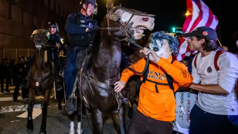 अमेरिका पुलिस की कई जगहों पर विरोध प्रदर्शनकारियों से तेज झड़पें हुई हैं। 