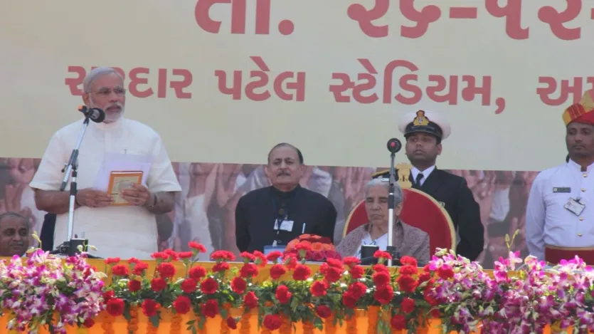 पीएम मोदी ने कहा, ये 25 साल कई अनुभवों से भरे रहे हैं। साथ मिलकर हमने उल्लेखनीय प्रगति की है। मुझे आज भी याद है कि जब मैंने मुख्यमंत्री का पद संभाला था, तब ऐसा माना जाता था कि गुजरात अब कभी आगे नहीं बढ़ पाएगा। किसानों समेत आम नागरिक बिजली और पानी की कमी की शिकायत करते थे। कृषि मंदी की चपेट में थी और औद्योगिक विकास ठप था। तब से, हम सभी ने मिलकर गुजरात को सुशासन का केंद्र बनाने के लिए काम किया।'' सूखाग्रस्त गुजरात, कृषि क्षेत्र में शीर्ष प्रदर्शन करने वाला राज्य बन गया। 