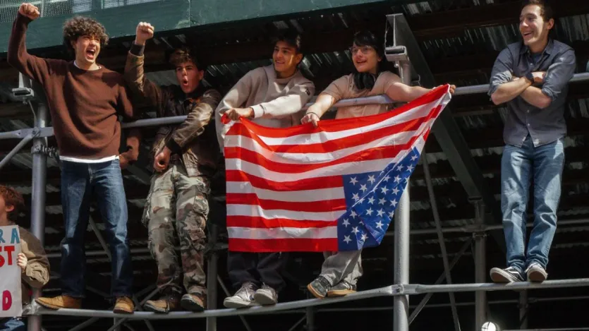 अमेरिका के युवा भी इस प्रोटेस्ट में बढ़चढ़कर हिस्सा ले रहे हैं। यह राष्ट्रपति ट्रंप के लिए खतरे का संकेत है। 