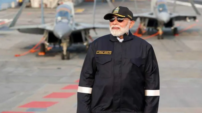 पीएम मोदी ने आईएनएस विक्रांत के डेक पर योग सत्र में भाग लिया और युद्धपोतों के शानदार ‘स्टीमपास्ट’ और विमानों के ‘फ्लाईपास्ट’ का भी अवलोकन किया। 