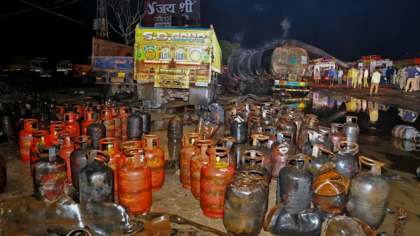 प्रत्यक्षदर्शियों ने बताया कि एलपीजी गैस सिलेंडर ले जा रहा ट्रक सड़क किनारे एक ढाबे के बाहर खड़ा था जबकि चालक खाना खाने के लिए वहां रुका था। एक अन्य ट्रक ने एलपीजी सिलेंडरों से भरे ट्रक को पीछे से टक्कर मार दी। टक्कर के बाद गैस सिलेंडर एक के बाद एक फटने लगे और कई धमाके हुए। प्रत्यक्षदर्शियों ने बताया कि एलपीजी गैस सिलेंडर ले जा रहा ट्रक सड़क किनारे एक ढाबे के बाहर खड़ा था जबकि चालक खाना खाने के लिए वहां रुका था। एक अन्य ट्रक ने एलपीजी सिलेंडरों से भरे ट्रक को पीछे से टक्कर मार दी। टक्कर के बाद गैस सिलेंडर एक के बाद एक फटने लगे और कई धमाके हुए।