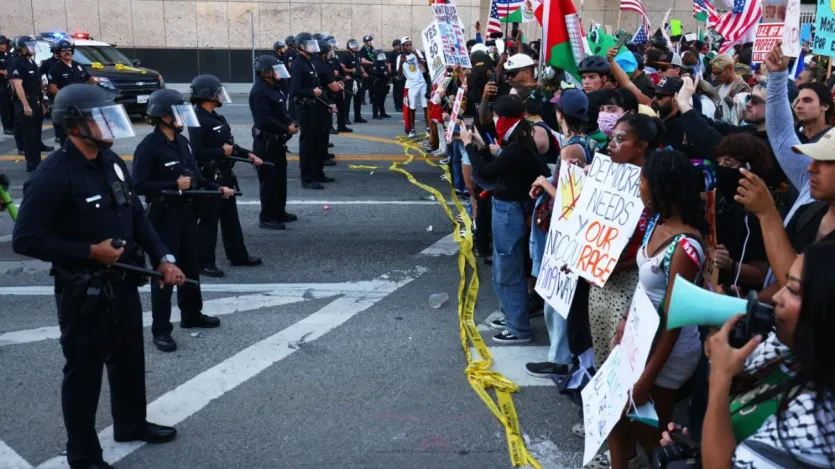 इस प्रोटेस्ट को रोकने के लिए अमेरिका पुलिस को पसीने बहाने पड़ रहे हैं। 