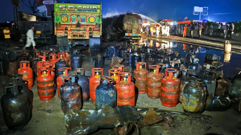 ब्लास्ट होते एलपीजी गैस सिलेंडर हवा में उछल रहे थे तब आग के गोले हवा में उड़ते हुए लोगों को नजर आए। करीब दो घंटे तक 200 गैस सिलेंडर फटते रहे। ब्लास्ट होते एलपीजी गैस सिलेंडर हवा में उछल रहे थे तब आग के गोले हवा में उड़ते हुए लोगों को नजर आए। करीब दो घंटे तक 200 गैस सिलेंडर फटते रहे।