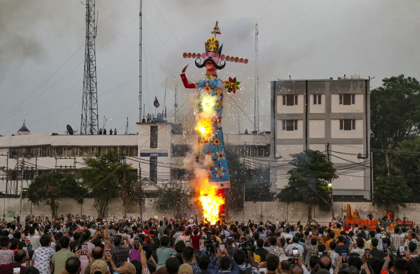कर्नाटक के मैसुरु शहर में 11 दिनों तक चलने वाले विश्व प्रसिद्ध दशहरा उत्सव का विजयादशमी के भव्य शोभायात्रा के साथ समापन हो गया। ‘नाडा हब्बा’ (राज्य उत्सव) के रूप में मनाया जाने वाला मैसुरु दशहरा या ‘शरणा नवरात्रि’ उत्सव इस साल कर्नाटक की समृद्ध संस्कृति और परंपराओं को शाही धूमधाम और गौरव के साथ प्रदर्शित करने का मंच बना। हजारों लोग ‘जंबू सवारी’ देखने के लिए जुटे। ‘अभिमन्यु’ नाम के हाथी के नेतृत्व में एक दर्जन सजे-धजे हाथियों की शोभायात्रा निकली। 