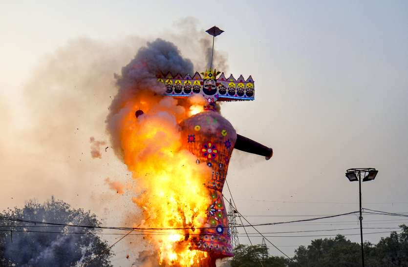 Photos: देशभर में धूमधाम से मना दशहरा, कई जगहों पर बारिश ने रावण दहन में डाला खलल