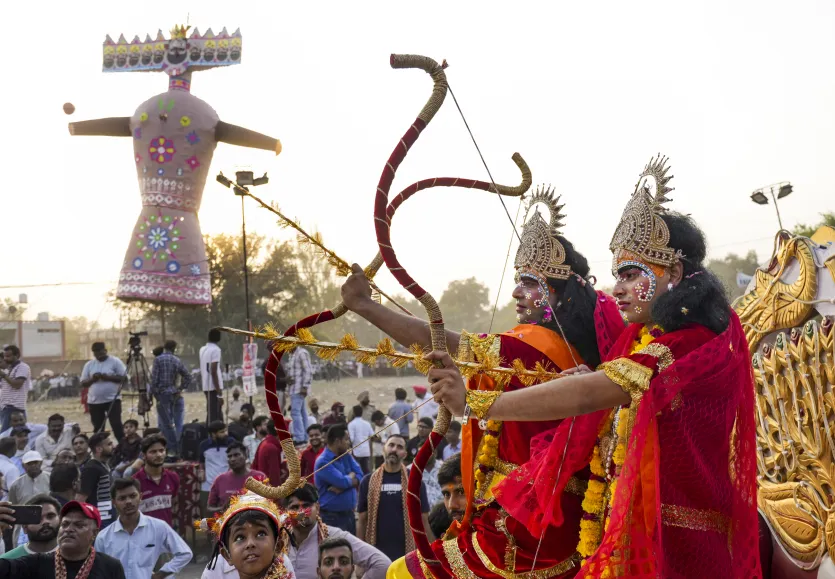 रामकृष्ण मिशन के बेलूर मठ में भी पारंपरिक अनुष्ठान किए गए। विसर्जन देखने के लिए बड़ी संख्या में लोग नदियों और जलाशयों के किनारे एकत्रित हुए। पुलिस ने कहा कि उन्होंने मूर्तियों के विसर्जन के दौरान शांतिपूर्ण माहौल बनाए रखने के लिए पर्याप्त व्यवस्था की थी। हालांकि, कोलकाता में कई सामुदायिक पूजा समारोहों की मूर्तियों का विसर्जन नहीं हो सका, क्योंकि आज बृहस्पतिवार था, जिसे इस अनुष्ठान के लिए ‘‘अशुभ’’ माना जाता है। इन पूजा समारोहों के आयोजकों ने शुक्रवार को विसर्जन करने की योजना बनाई है। 