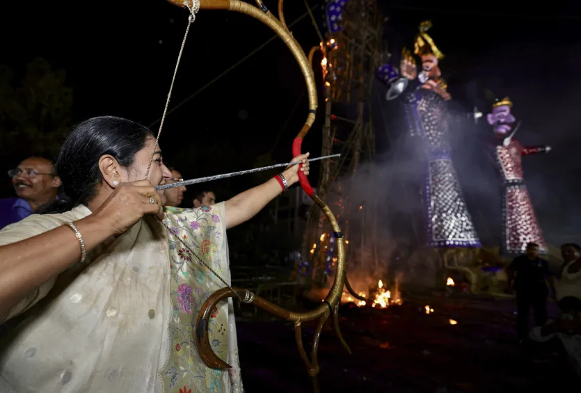 पीतमपुरा के आर्यन हेरिटेज फाउंडेशन के अनिल गर्ग ने बताया, ‘‘पुतले का 10 प्रतिशत से ज़्यादा हिस्सा भीग गया था क्योंकि हमने बाकी हिस्से को प्लास्टिक से ढक दिया था। पूजा में देरी हुई। जलभराव की समस्या भी थी। लेकिन सब कुछ भगवान की इच्छा से होता है।’’ पूर्वी दिल्ली स्थित हनुमंत धार्मिक रामलीला कमेटी के कोषाध्यक्ष नितिन गुप्ता ने कहा, ‘‘बारिश हमारे लिए बहुत बड़ा झटका थी, जिससे हमारी तैयारियां धरी की धरी रह गईं। पुतले का एक बड़ा हिस्सा भीग गया, लेकिन बाकी हिस्से को हमने प्लास्टिक की चादरों से ढककर किसी तरह बचा लिया।