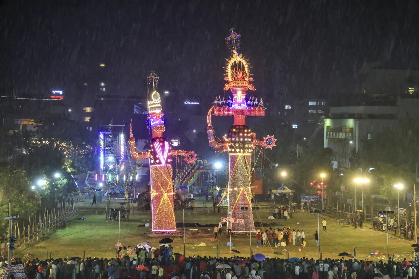 कई जगहों पर बारिश से रावण के पुतले भीग गए और इस वजह से प्रधानमंत्री नरेन्द्र मोदी और गृह मंत्री अमित शाह के कार्यक्रमों को रद्द करना पड़ा। अधिकारियों ने बताया कि प्रधानमंत्री मोदी को इंद्रप्रस्थ रामलीला कमेटी द्वारा आयोजित ‘रावण दहन’ कार्यक्रम में शामिल होना था, जिसे अचानक भारी बारिश के कारण रद्द कर दिया गया, जबकि अमित शाह बारिश के कारण पीतमपुरा में एक कार्यक्रम में शामिल नहीं हो सके। 