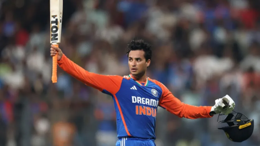 भारत और ऑस्ट्रेलिया के बीच टी20 इंटरनेशनल मैचों की सीरीज खेली जा रही है। इस बीच आईसीसी की टी20 रैंकिंग पर एक नजर डाली जानी चाहिए। इसमें भारत के अभिषेक शर्मा और तिलक वर्मा का जलवा दिखाई दे रहा है। चलिए एक नजर डालते हैं। 