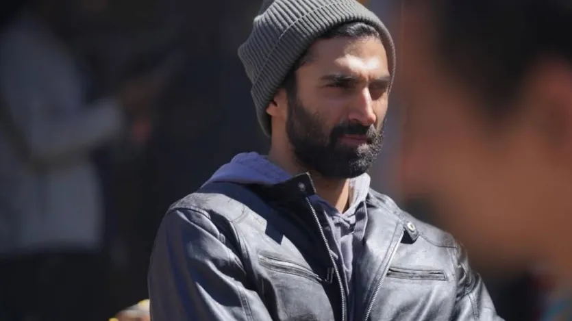 आदित्य रॉय कपूर को फिल्मी दुनिया में कदम रखे 16 साल हो चुके हैं और अपने 16 साल के करियर में उन्होंने खुद के दम पर एक ब्लॉकबस्टर 'आशिकी 2' दी, जो 2013 में रिलीज हुई थी। इस फिल्म में वह श्रद्धा कपूर के साथ नजर आए, जिनके साथ उनके रोमांस के भी खूब चर्चे रहे। हालांकि, कुछ ही साल बाद दोनों के ब्रेकअप की चर्चा शुरू हो गई। श्रद्धा के सात आदित्य ने आशिकी 2 के अलावा 'ओके जानू' में भी काम किया, लेकिन ये फ्लॉप रही।