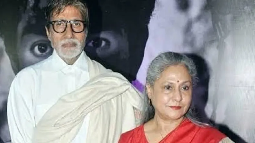 जया बच्चन ही वो पहली शख्स थीं जिन्हें एहसास हुआ कि अमिताभ बच्चन के लिए उनके दिल में प्यार पनप रहा है और समय के साथ ये गहराता गया। फिल्म एक नजर के सेट ने ही अमिताभ के लिए भी मदद करने का काम किया और उनकी कहानी ने एक मधुर मोड़ ले लिया। गुस्सैल नौजवान अमिताभ बच्चन को बंगाली सुंदरी से प्यार हो गया। राजेश खन्ना, जो जया के बेहद करीबी दोस्त थे, ने कभी भी जया के अमिताभ के साथ रिश्ते को लेकर अपनी सहमति नहीं जताई। दरअसल, उन्होंने जया को कई बार बच्चन से मिलने के बारे में आगाह भी किया था। ऐसी चर्चाएं थीं कि अमिताभ जया से मिलने बावर्ची के सेट पर अक्सर आते थे और राजेश उन्हें नज़रअंदाज कर देते थे। लेकिन जया को अमिताभ के प्यार में पागल होने से कोई नहीं रोक सका। (फोटो साभार-Instagram@jaya_bachchan_, amitabhbachchan)
