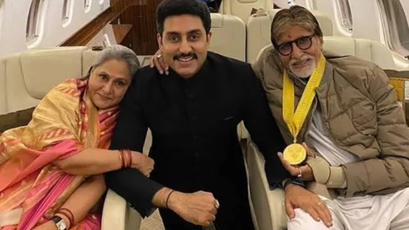 जया बच्चन ने एक इंटरव्यू में इसके बारे में बात करते हुए कहा था, 'गुड्डी के सेट पर मेरा उनसे परिचय हुआ। मैं उनसे प्रभावित हुआ और कुछ हद तक विस्मित भी, क्योंकि वे हरिवंशराय बच्चन के बेटे थे। मुझे लगा कि वे अलग हैं, हालांकि जब मैंने ऐसा कहा तो लोग मुझ पर हंसे। मैंने अपनी भावनाएँ व्यक्त कीं और कहा कि वे जरूर कुछ बड़ा करेंगे, हालांकि मुझे पता था कि वे आम तौर पर देखे जाने वाले हीरो नहीं हैं। मुझे उनसे बहुत जल्दी प्यार हो गया।' (फोटो साभार-Instagram@jaya_bachchan_, amitabhbachchan)