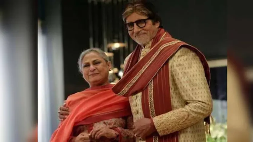 बॉलीवुड के मेगास्टार अमिताभ बच्चन आज अपना 83वां जन्मदिन मना रहे हैं। इस खास दिन पर फैन्स ने उन्हें सोशल मीडिया पर बधाई दी है। साथ ही उनके पुरानी फिल्मों और किरदारों को भी याद किया जा रहा है। लेकिन अमिताभ बच्चन की जिंदगी में सबसे खास रही उनकी प्रेम कहानी। 70 के दशक में अमिताभ बच्चन को जया भादुड़ी से प्यार हो गया था और कुछ समय बाद दोनों ने शादी कर ली थी। आज अमिताभ बच्चन के जन्मदिन पर हम जानते हैं उनकी लव स्टोरी। (फोटो साभार-Instagram@jaya_bachchan_, amitabhbachchan)