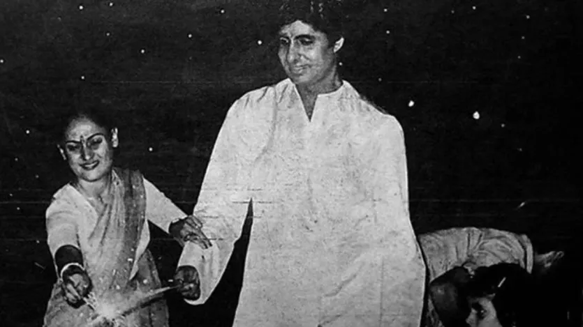 अमिताभ बच्चन और जया बच्चन की प्रेम कहानी उन सभी जरूरी चीजों से बुनी गई है जो किसी फैरीटेल से कम नहीं लगती। 1970 के दशक की शुरुआत की बात है जब देश के सबसे मशहूर जोड़े ने एक-दूसरे को देखा। जया ने अमिताभ को पुणे फिल्म संस्थान में देखा, जहां एक दिन वह प्रसिद्ध फिल्म निर्माता के. अब्बास और अन्य अभिनेताओं के एक समूह के साथ पहुंचे थे। हालांकि अमिताभ के व्यक्तित्व ने जया का ध्यान खींचा, लेकिन असल में कुछ खास नहीं हुआ। उस समय तक जबकि अमिताभ अभी भी अभिनेता बनने के लिए संघर्ष कर रहे थे, जया पहले से ही एक सुपरस्टार थीं। (फोटो साभार-Instagram@jaya_bachchan_, amitabhbachchan)
