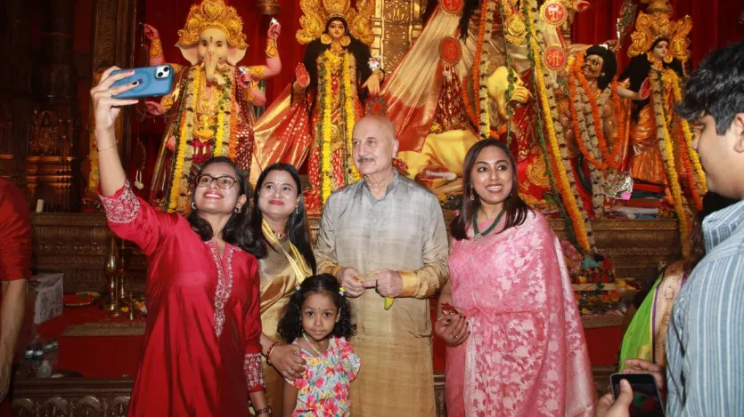 पीला कुर्ता-पजामा पहने अनुपम खेर भी इस गैदरिंग में शामिल हुए। उन्होंने देवी के दर्शन के बाद वहां मौजूद अपने फैंस से भी मुलाकात की और उनके साथ तस्वीरें क्लिक कराईं। साथ पैपराजी को भी पोज देते दिखे।
