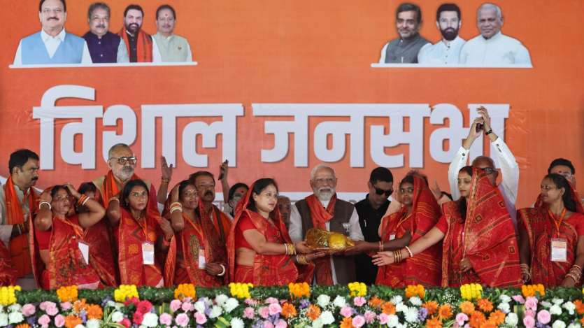 PHOTOS: PM मोदी ने बिहार में कुछ इस अंदाज में किया चुनावी शंखनाद, देखें तस्वीरें