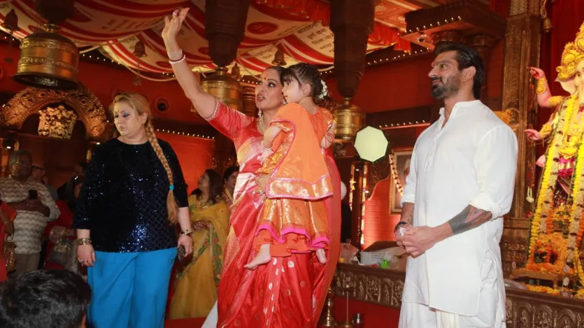 हर साल की तरह इस बार भी बिपाशा बसु दुर्गा पंडाल में पहुंचीं। उनके साथ उनकी बेटी देवी और पति करण सिंह ग्रोवर भी नजर आए। बिपाशा ने इस खास मौके के लिए लाल साड़ी कैरी की थी। वहीं गोद में नजर आई उनकी बेटी ने ऑरेंड ड्रेस कैरी की थी। साथ ही करण सिंह ग्रोवर व्हाइट आउटफिट में दिखे।