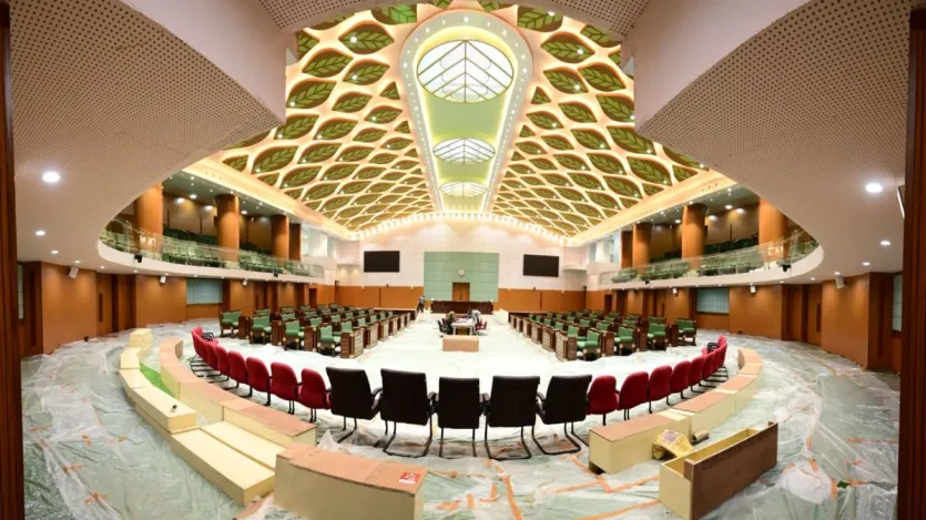 लगभग 324 करोड़ रुपये की लागत से 51 एकड़ जमीन पर बना यह भवन सिर्फ एक सरकारी इमारत नहीं है। यह छत्तीसगढ़ की संस्कृति, परंपरा और आगे बढ़ने की सोच का प्रतीक है। पारंपरिक शिल्पकला और आधुनिक इंजीनियरिंग का सुंदर मेल इस भवन को खास बनाता है। सदन की छत पर धान की बालियां और पत्तियों की आकृतियां उकेरी गई हैं, जो 'धान का कटोरा' कहे जाने वाले छत्तीसगढ़ की पहचान दिखाती हैं।