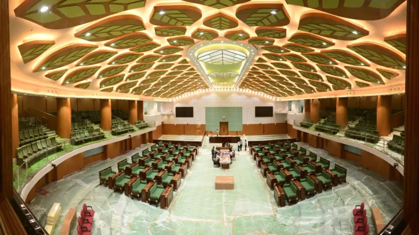 भविष्य को ध्यान में रखते हुए इसे पेपरलेस विधानसभा बनाया गया है, जिसमें नई तकनीक की सभी सुविधाएं हैं। यह भवन ऊर्जा बचाने वाला और हरित निर्माण तकनीक पर आधारित है। परिसर में सौर ऊर्जा संयंत्र लगाया गया है और बारिश के पानी को बचाने के लिए दो सरोवर बनाए गए हैं। विधानसभा परिसर की दीवारें और गलियारे बस्तर और सरगुजा की पारंपरिक कला से सजे हैं।