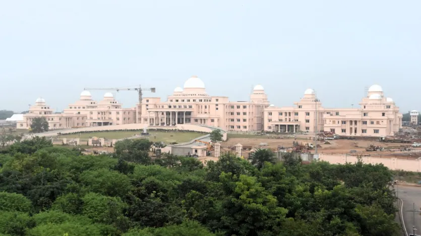 इस बिल्डिंग का हर कोना छत्तीसगढ़ की लोक संस्कृति, शिल्प और आत्मा को जीवंत करता है। यह नया भवन छत्तीसगढ़ की उम्मीदों का प्रतीक है। यह परंपरा को संजोकर आधुनिकता की राह दिखाता है और राज्य के लोगों के लिए गर्व की बात है।