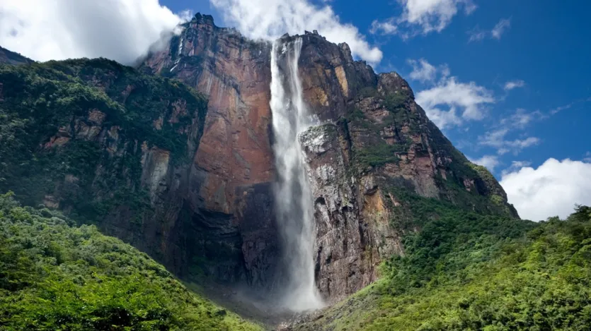 ଉଚ୍ଚତା ହେତୁ, ପାଣି ତଳକୁ ପହଞ୍ଚିବା ବେଳକୁ ଏକ ସୂକ୍ଷ୍ମ କୁହୁଡ଼ିରେ ପରିଣତ ହୋଇଯାଏ। ଏହି କାରଣରୁ, ଦୂରରୁ ଦେଖିଲେ, ଜଳପ୍ରପାତଟି ମେଘରୁ ବର୍ଷା ହେଉଥିବା ପରି ଦେଖାଯାଏ।
