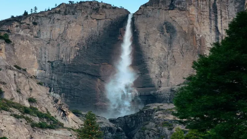 ଆଞ୍ଜେଲ ଜଳପ୍ରପାତର ନାମକରଣ ଜଣେ ଆମେରିକୀୟ ପାଇଲଟ ଜିମି ଆଞ୍ଜେଲଙ୍କ ନାମରେ କରାଯାଇଛି। ୧୯୩୩ ମସିହାରେ ସେ ତାଙ୍କ ବିମାନରୁ ଜଳପ୍ରପାତ ଦେଖିଥିଲେ ଏବଂ ପରେ ଏଠାରେ ଅବତରଣ କରିଥିଲେ, ଯାହା ଫଳରେ ଜଳପ୍ରପାତର ନାମ "ଆଞ୍ଜେଲ ଜଳପ୍ରପାତ" ହୋଇଥିଲା।