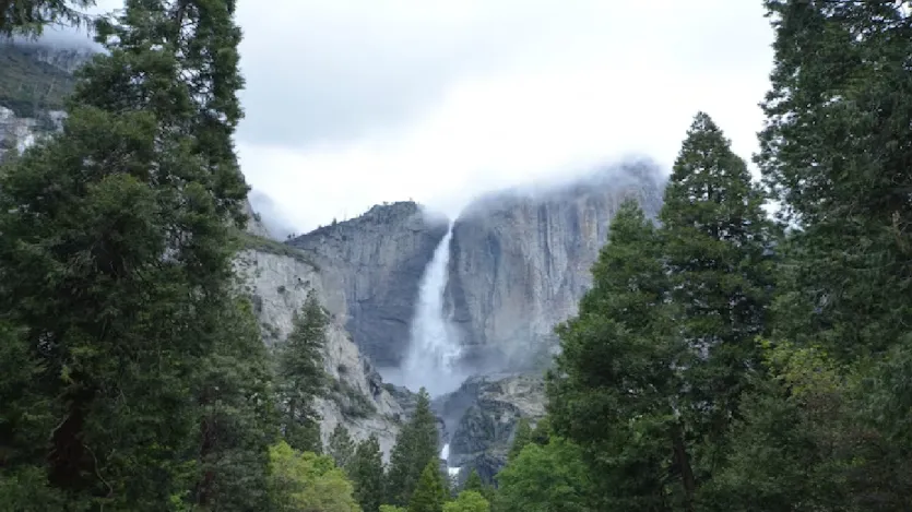 ଘନ ବର୍ଷା ଜଙ୍ଗଲ ଏବଂ ଦୁର୍ଗମ ପର୍ବତମାଳାର ମଧ୍ୟରେ ଅବସ୍ଥିତ ଏଞ୍ଜେଲ ଜଳପ୍ରପାତରେ ପହଞ୍ଚିବା କଷ୍ଟକର। ପର୍ଯ୍ୟଟକମାନଙ୍କୁ ଏହା ପର୍ଯ୍ୟନ୍ତ ପହଞ୍ଚିବା ପାଇଁ ବହୁତ ପଦଯାତ୍ରା କରିବାକୁ ପଡ଼ିଥାଏ। ବର୍ଷା ଋତୁରେ (ଜୁନ୍ ରୁ ଡିସେମ୍ବର) ଏହି ଦୃଶ୍ୟ ଆହୁରି ମନୋରମ ହୋଇଯାଏ।