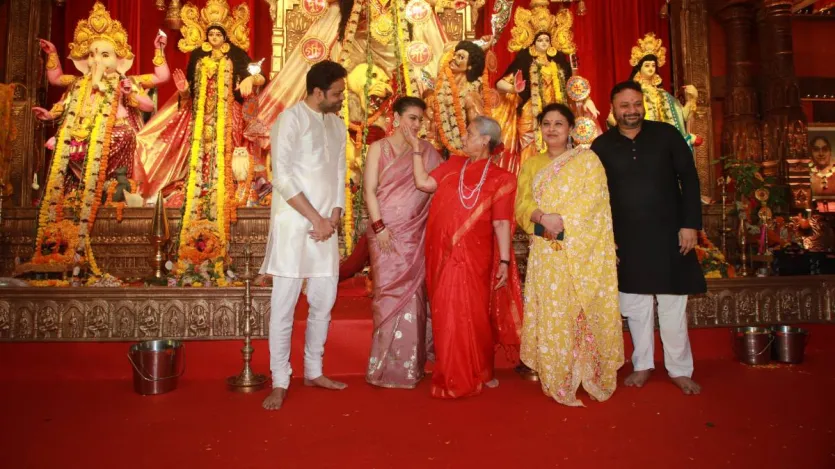 हर साल की तरह इस बार भी जया बच्चन दुर्गा पंडाल में पहुंचीं। हमेशा से अलग इस बार वो मुस्कुराती दिखीं और पैप्स को पोज देकर तस्वीरें भी क्लिक कराईं। सामने आई तस्वीर में आप जया बच्चन को लाल साड़ी में देख सकते हैं। वो काजोल को लाड करती नजर आ रही हैं। बता दें, जया बच्चन की हमेशा से मुखर्जी परिवार से काफी नजदीकियां रही हैं।
