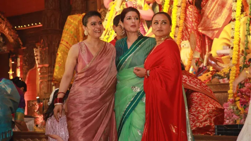 मुंबई में हर साल आयोजित होने वाली नॉर्थ बॉम्बे सर्बोजनीन दुर्गा पूजा में श्रद्धा, परंपरा और बॉलीवुड की चमक का सुंदर संगम देखने को मिला। काजोल, रानी मुखर्जी, तनीषा मुखर्जी, अयान मुखर्जी इस बार अपने पिता और चाचा की जगह हर कार्यक्रम के अरेंजमेंट्स देखने में व्यस्त नजर आए। हर गेस्ट को इन्होंने अटेंड किया। रानी और काजोल इस कड़ी में सबसे आगे रहीं। दोनों की एक तस्वीर सामने आई है, जिसमें ये ट्विंकल खन्ना के साथ दिख रही हैं। ट्विंकल ग्रीन साड़ी में बेहद खूबसूरत लगीं।