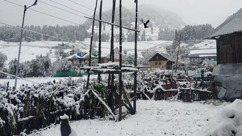 अक्टूबर का महीना चल रहा है। इस महीने में ही दिसंबर जैसी सर्दियों का नजारा जम्मू-कश्मीर में देखने को मिल रहा है। कश्मीर की घाटियों के पहाड़ सफेद चादरों में ढक गए हैं।
