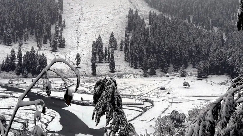 कश्मीर में बर्फबारी और बारिश के कारण तापमान में बड़ी गिरावट आई है। कश्मीर के ऊपरी इलाकों में ताजा हिमपात और मैदानी इलाकों में बारिश के कारण सोमवार को घाटी में दिन के तापमान में भारी गिरावट आई है।