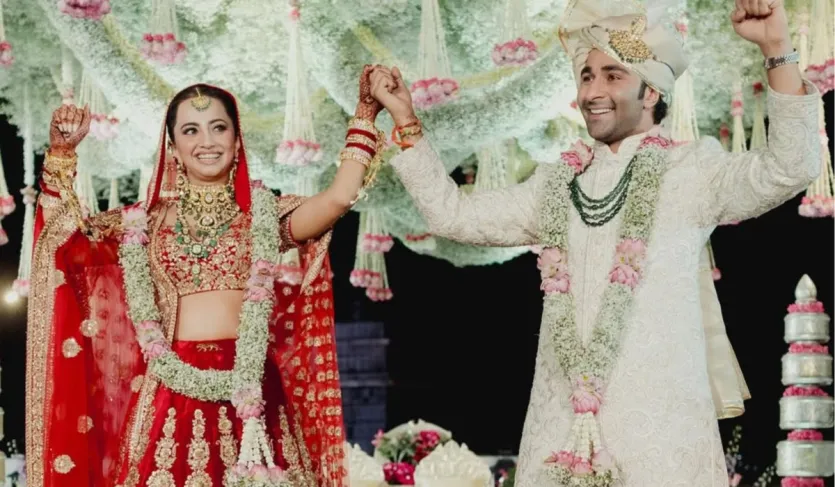 रणबीर कपूर के चचेरे भाई-एक्टर आदर जैन ने इस साल की शुरुआत में गोवा में एक खूबसूरत समुद्र तट पर अलेखा आडवाणी के साथ शादी की। दोनों इस अक्टूबर में अपना पहला करवा चौथ मनाएंगे।