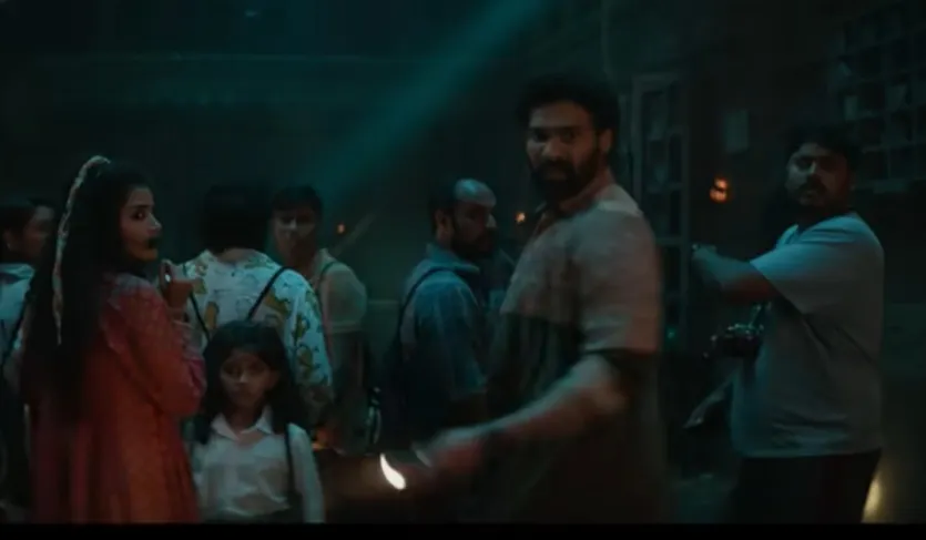 चेतावनियों के बावजूद, राघव अपनी टीम के साथ सील तोड़कर इमारत मेंएंट्री करता है। अनजाने में एक आत्मा उनके साथ प्रवेश करती है। इसके बाद डरावनी और जीवित रहने के लिए जंग करते हुए कुछ लोगों की खौफनाक कहानी शुरू होती है, जिसमें ग्रुप का भाग्य प्रेतवाधित रेडियो स्टेशन के अंदर खुलता है। इस फिल्म की पूरी कहानी रेडियो स्टेशन के इर्द-गिर्द घूमती है।