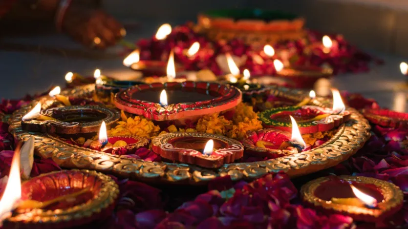 इस दिन शाम को लक्ष्मी पूजन से पहले ही घर में मौजूद टूटी-फूटी चीजों को दूर कर दें। इसके अलावा इस दिन आपको सुबह और शाम की पूजा में दीपक उत्तर-पूर्व दिशा यानि ईशान कोण या फिर अग्नि कोण यानि दक्षिण पूर्व दिशा में जलाना चाहिए। वास्तु के अनुसार इन स्थानों पर दीपक जलाने से सभी देवी-देवताओं की कृपा आपको प्राप्त होती है। 