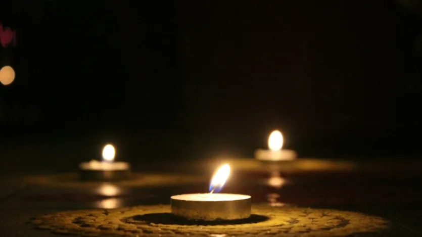 दिवाली के दिन घर में झाडू को पैर से न छुएं और इसे दक्षिण पश्चिम दिशा में रखें। इस दिशा में झाडू को रखने से देवी लक्ष्मी की कृपा आपको प्राप्त होती है। साथ ही इस दिन फूलों से आपको घर की सजावट करनी चाहिए। ये छोटे-छोटे उपाय करने से आप माता लक्ष्मी की कृपा प्राप्त कर सकते हैं और आपके जीवन में सकारात्मक बदलाव आ सकते हैं। 