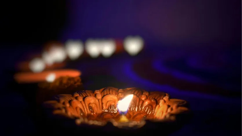 दीपावली के दिन आपको सुबह जल्दी उठकर सबसे पहले स्नान ध्यान करना चाहिए और इसके बाद घर के मुख्य द्वार को साफ करना चाहिए। यहीं से माता लक्ष्मी प्रवेश करती हैं। इसलिए दीपावली के दिन घर के मुख्य द्वार पर बंदनवार लगाएं और शाम के समय यहां दीपक जलाएं। 