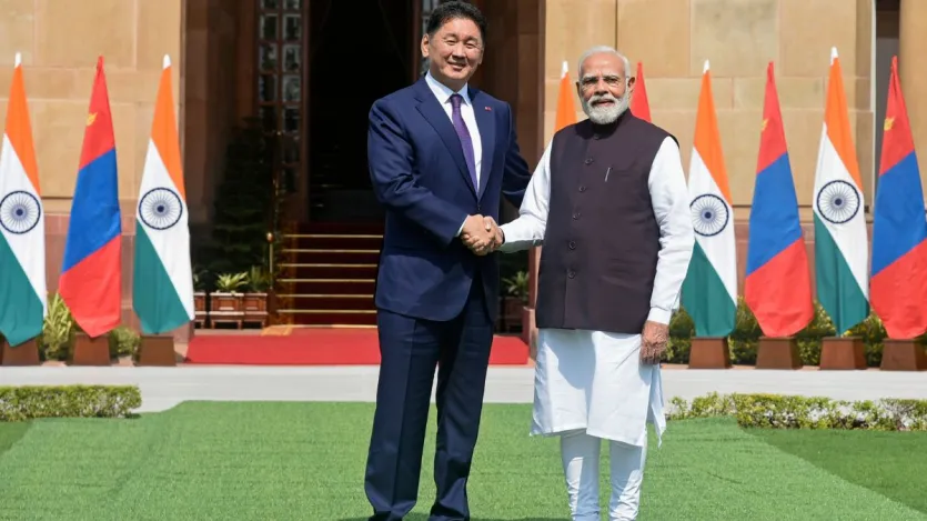 PM मोदी ने कहा कि मंगोलिया की विकास गाथा में भारत एक 'दृढ़ और विश्वसनीय' साझेदार रहा है। भारत की 1.7 अरब अमेरिकी डॉलर की ऋण सहायता से मंगोलिया में बन रही तेल रिफाइनरी परियोजना इस दोस्ती का बड़ा उदाहरण है। यह परियोजना मंगोलिया की ऊर्जा सुरक्षा को मजबूत करेगी। 2500 से ज्यादा भारतीय पेशेवर इस प्रोजेक्ट में मंगोलियाई साथियों के साथ मिलकर काम कर रहे हैं। यह भारत की सबसे बड़ी वैश्विक विकास साझेदारी परियोजना है। PM मोदी ने कहा कि मंगोलिया की विकास गाथा में भारत एक 'दृढ़ और विश्वसनीय' साझेदार रहा है। भारत की 1.7 अरब अमेरिकी डॉलर की ऋण सहायता से मंगोलिया में बन रही तेल रिफाइनरी परियोजना इस दोस्ती का बड़ा उदाहरण है। यह परियोजना मंगोलिया की ऊर्जा सुरक्षा को मजबूत करेगी। 2500 से ज्यादा भारतीय पेशेवर इस प्रोजेक्ट में मंगोलियाई साथियों के साथ मिलकर काम कर रहे हैं। यह भारत की सबसे बड़ी वैश्विक विकास साझेदारी परियोजना है।