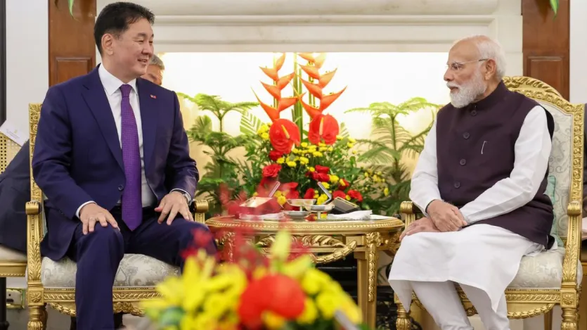 PM मोदी और उखना की बातचीत में ऊर्जा, कौशल विकास, सूचना प्रौद्योगिकी, महत्वपूर्ण खनिज, कृषि और डेरी जैसे क्षेत्रों में सहयोग बढ़ाने पर जोर दिया गया। मोदी ने कहा, 'हमारा निजी क्षेत्र ऊर्जा, खनन, डिजिटल, कृषि और सहकारिता जैसे क्षेत्रों में नई संभावनाएं तलाश रहा है।' मंगोलिया के राष्ट्रपति ने स्वच्छ ऊर्जा में भारत की अगुवाई, खासकर अंतरराष्ट्रीय सौर गठबंधन, की तारीफ की। PM मोदी और उखना की बातचीत में ऊर्जा, कौशल विकास, सूचना प्रौद्योगिकी, महत्वपूर्ण खनिज, कृषि और डेरी जैसे क्षेत्रों में सहयोग बढ़ाने पर जोर दिया गया। मोदी ने कहा, 'हमारा निजी क्षेत्र ऊर्जा, खनन, डिजिटल, कृषि और सहकारिता जैसे क्षेत्रों में नई संभावनाएं तलाश रहा है।' मंगोलिया के राष्ट्रपति ने स्वच्छ ऊर्जा में भारत की अगुवाई, खासकर अंतरराष्ट्रीय सौर गठबंधन, की तारीफ की।