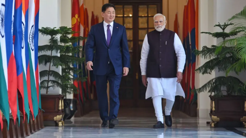 प्रधानमंत्री नरेंद्र मोदी ने मंगोलिया के राष्ट्रपति हुरेलसुख उखना के साथ दिल्ली में व्यापक बातचीत की। इस साल दोनों देश अपनी कूटनीतिक साझेदारी के 70 साल और रणनीतिक भागीदारी के 10 साल मना रहे हैं। मोदी ने कहा, 'हमारी साझेदारी की गहराई और दायरा हमारे लोगों के बीच संबंधों में परिलक्षित होता है।' राष्ट्रपति उखना की यह पहली भारत यात्रा है, जो दोनों देशों के लिए खास मौका लेकर आई है। प्रधानमंत्री नरेंद्र मोदी ने मंगोलिया के राष्ट्रपति हुरेलसुख उखना के साथ दिल्ली में व्यापक बातचीत की। इस साल दोनों देश अपनी कूटनीतिक साझेदारी के 70 साल और रणनीतिक भागीदारी के 10 साल मना रहे हैं। मोदी ने कहा, 'हमारी साझेदारी की गहराई और दायरा हमारे लोगों के बीच संबंधों में परिलक्षित होता है।' राष्ट्रपति उखना की यह पहली भारत यात्रा है, जो दोनों देशों के लिए खास मौका लेकर आई है।