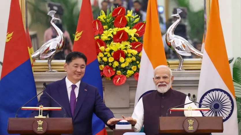 भारत और मंगोलिया को बौद्ध धर्म की साझा विरासत जोड़ती है। PM मोदी ने कहा,'सदियों से दोनों देश बौद्ध धर्म के सिद्धांतों से बंधे हुए हैं, यही कारण है कि हमें आध्यात्मिक सहोदर भी कहा जाता है।' अगले साल भगवान बुद्ध के दो महान शिष्यों सारिपुत्र और मौद्गल्यायन के पवित्र अवशेष मंगोलिया भेजे जाएंगे। साथ ही, गंदन बौद्ध मठ में संस्कृत शिक्षक भेजा जाएगा, ताकि वहां के बौद्ध ग्रंथों का गहरा अध्ययन हो सके। भारत और मंगोलिया को बौद्ध धर्म की साझा विरासत जोड़ती है। PM मोदी ने कहा,'सदियों से दोनों देश बौद्ध धर्म के सिद्धांतों से बंधे हुए हैं, यही कारण है कि हमें आध्यात्मिक सहोदर भी कहा जाता है।' अगले साल भगवान बुद्ध के दो महान शिष्यों सारिपुत्र और मौद्गल्यायन के पवित्र अवशेष मंगोलिया भेजे जाएंगे। साथ ही, गंदन बौद्ध मठ में संस्कृत शिक्षक भेजा जाएगा, ताकि वहां के बौद्ध ग्रंथों का गहरा अध्ययन हो सके।