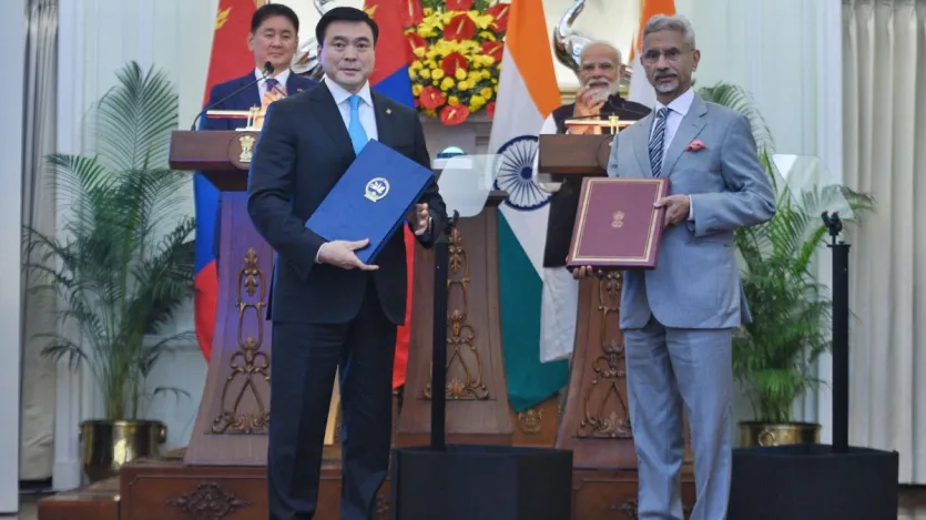 भारत ने मंगोलिया के नागरिकों के लिए मुफ्त ई-वीजा की घोषणा की, जिससे दोनों देशों के लोगों का आना-जाना आसान होगा। इसके अलावा, लद्दाख स्वायत्त पर्वतीय विकास परिषद और मंगोलिया के आर-खांगाय प्रांत के बीच समझौता ज्ञापन हुआ है। यह सांस्कृतिक रिश्तों को और गहरा करेगा। मोदी ने कहा, 'हमारे संबंध दो प्राचीन सभ्यताओं के बीच विश्वास और मैत्री की ठोस नींव पर टिके हैं।' प्रधानमंत्री मोदी ने विश्वास जताया कि यह रणनीतिक साझेदारी नई ऊंचाइयों को छुएगी। भारत ने मंगोलिया के नागरिकों के लिए मुफ्त ई-वीजा की घोषणा की, जिससे दोनों देशों के लोगों का आना-जाना आसान होगा। इसके अलावा, लद्दाख स्वायत्त पर्वतीय विकास परिषद और मंगोलिया के आर-खांगाय प्रांत के बीच समझौता ज्ञापन हुआ है। यह सांस्कृतिक रिश्तों को और गहरा करेगा। मोदी ने कहा, 'हमारे संबंध दो प्राचीन सभ्यताओं के बीच विश्वास और मैत्री की ठोस नींव पर टिके हैं।' प्रधानमंत्री मोदी ने विश्वास जताया कि यह रणनीतिक साझेदारी नई ऊंचाइयों को छुएगी।